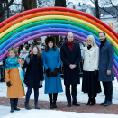 Selskapet samlet under regnbueskulpturen "Roggbif". Foto: Gorm Kallestad / NTB scanpix